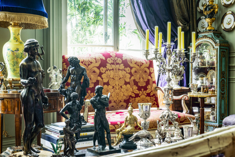 À Paris, chez Didier Ludot et Félix Farrington.